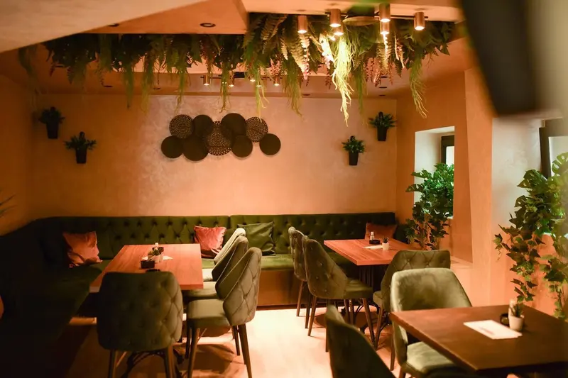 Lounge kutak sa zelenim sofama